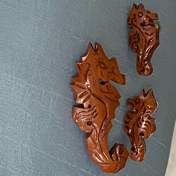 Vintage Carved Wooden Seahorse Brooch & Earrings - Picture 4 of 11
